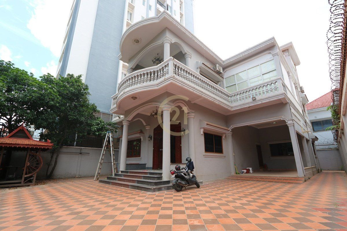 Villa For rent at Tuol Tuompung