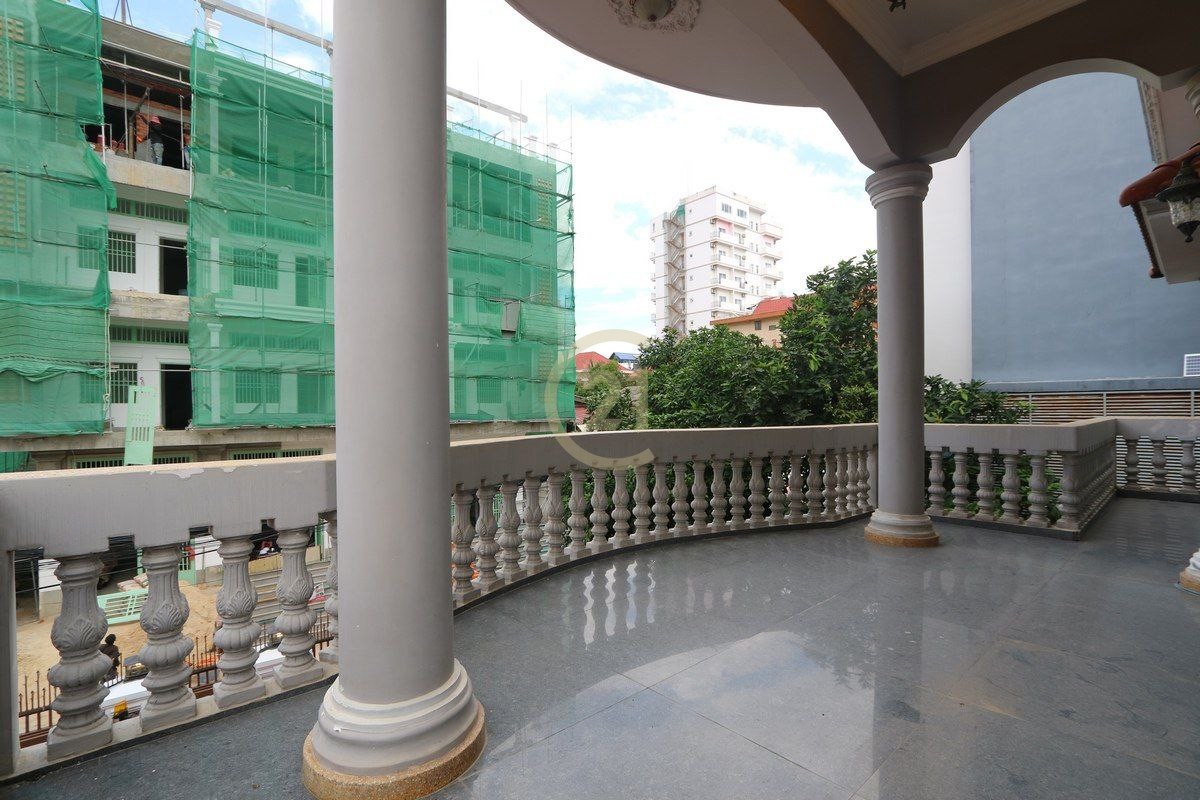 Villa For rent at Tuol Tuompung