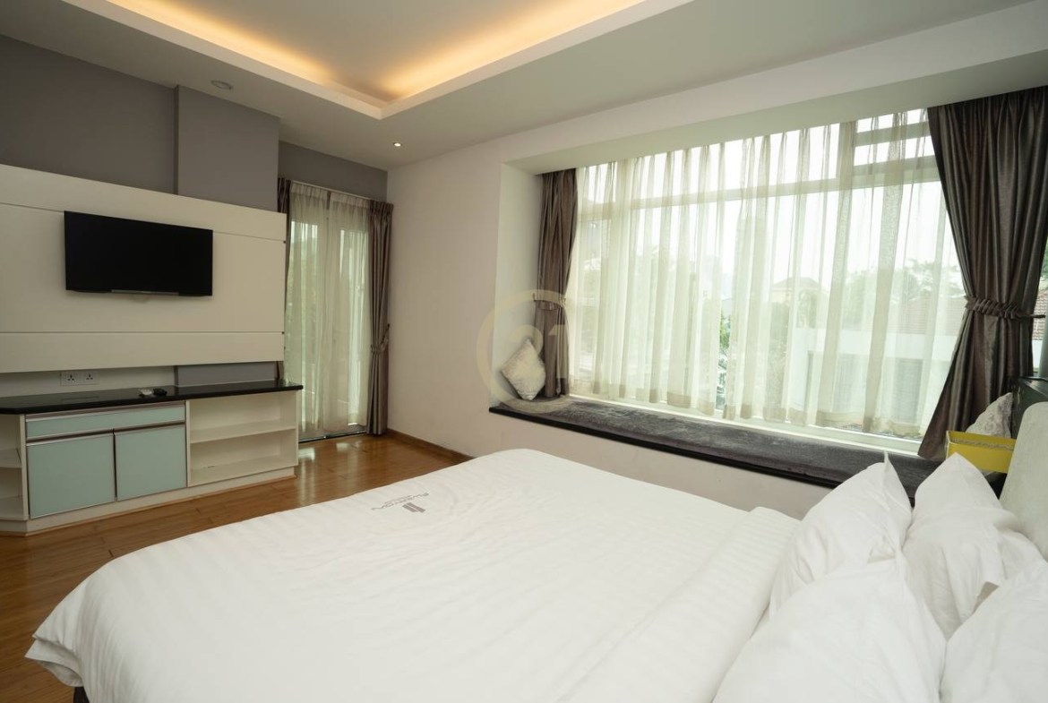 Luxury 2 Bedroom Apartment For Rent At BKK1