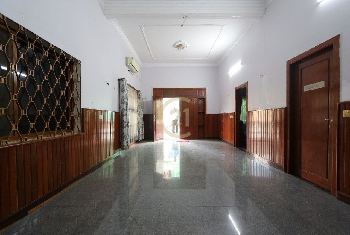 Villa For rent at Tuol Tuompung