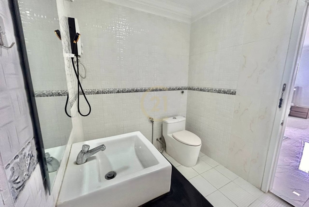 Pent House For Rent At Psar Derm Thkov
