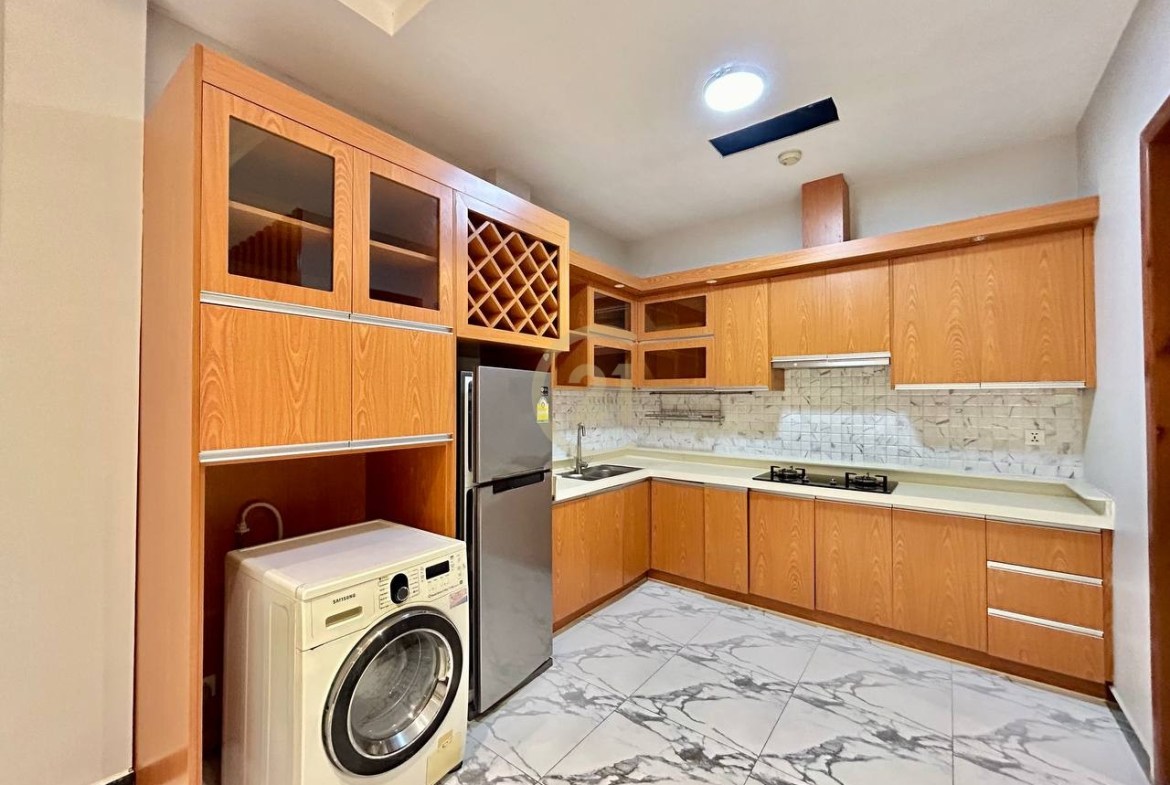 Specious Two Bed for rent at Phsar Daeum Thkov