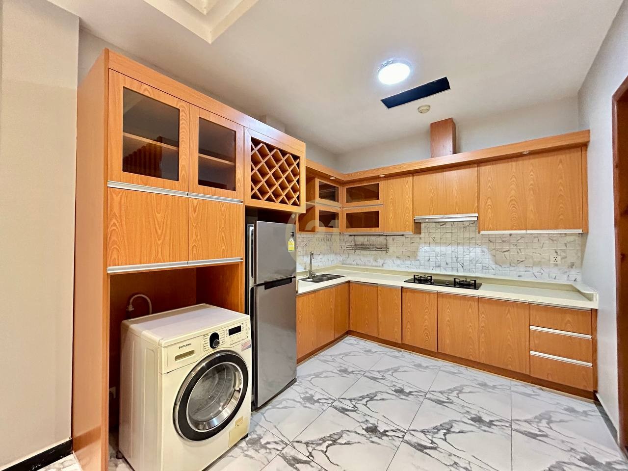 Specious Two Bed for rent at Phsar Daeum Thkov