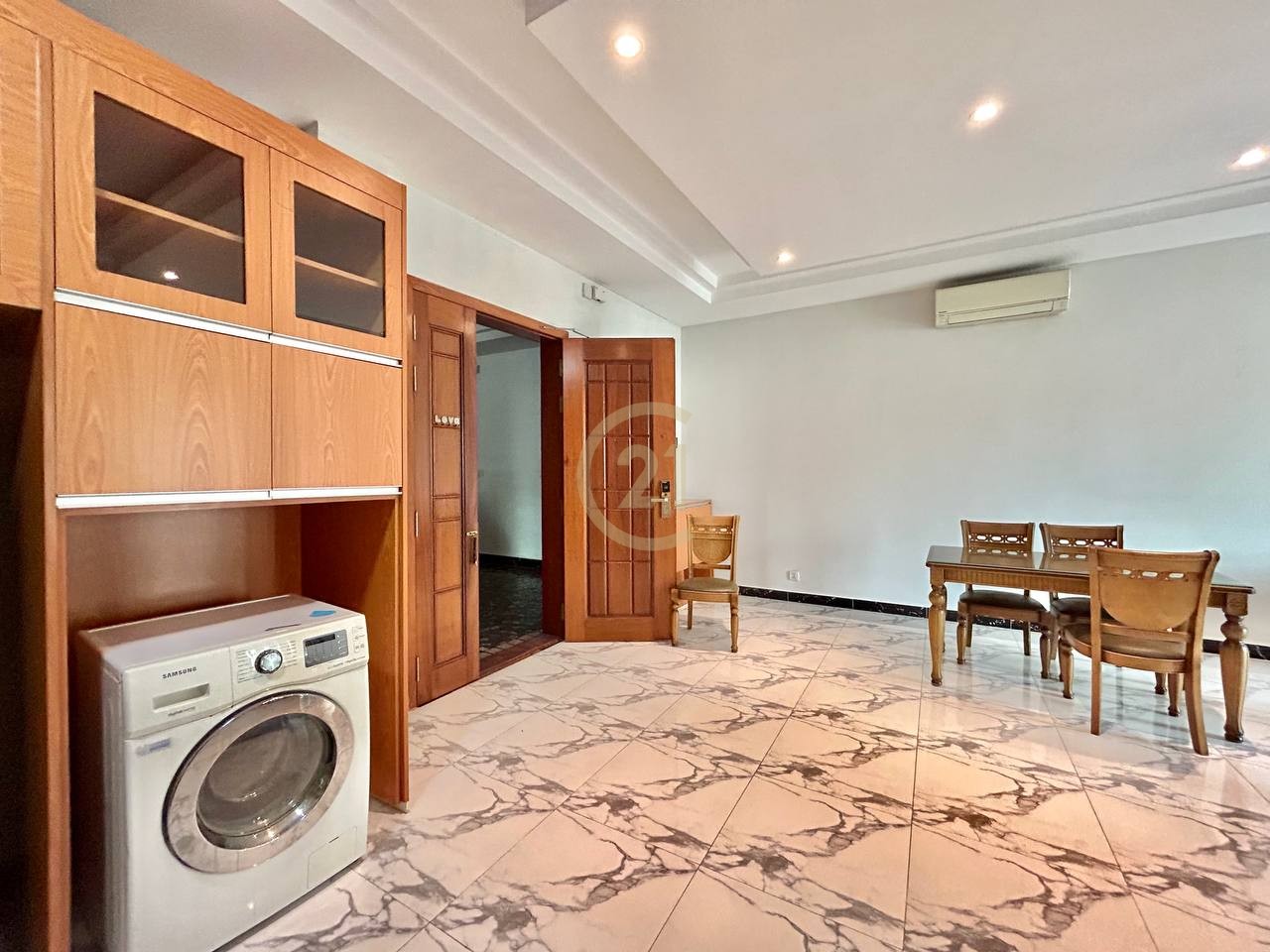 Specious Two Bed for rent at Phsar Daeum Thkov