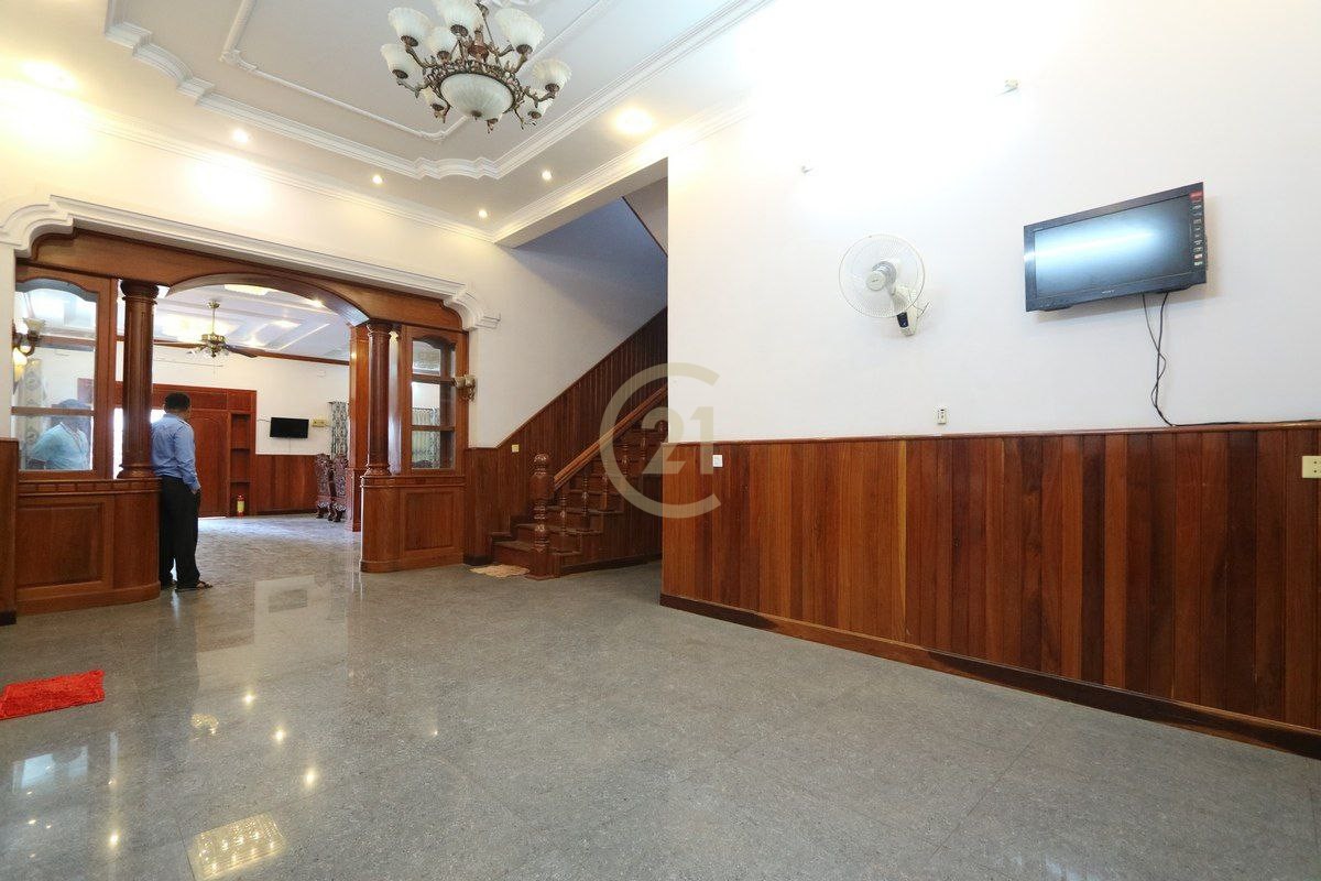 Villa For rent at Tuol Tuompung