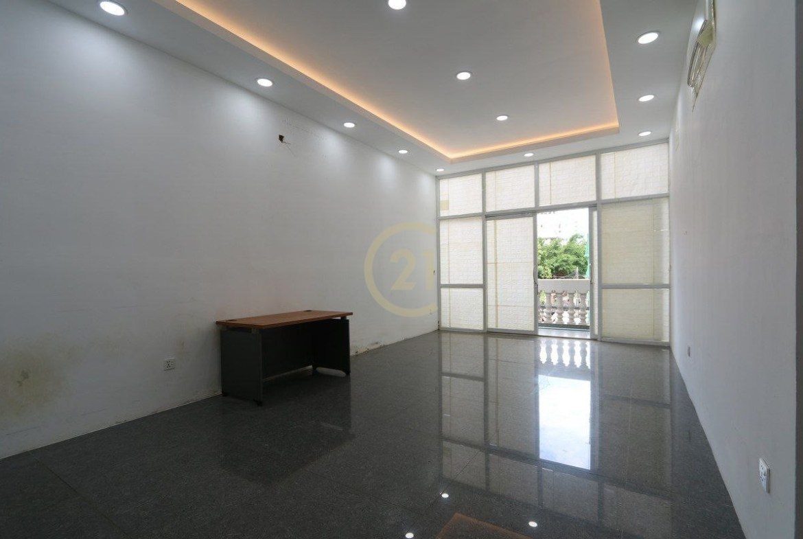 Villa For rent at Tuol Tuompung