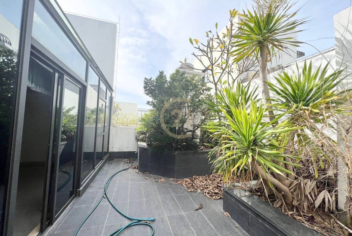 Penthouse 4 Bedroom for rent At Toul Kork