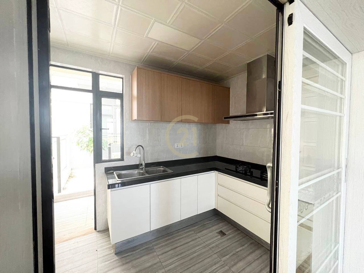 Penthouse 4 Bedroom for rent At Toul Kork