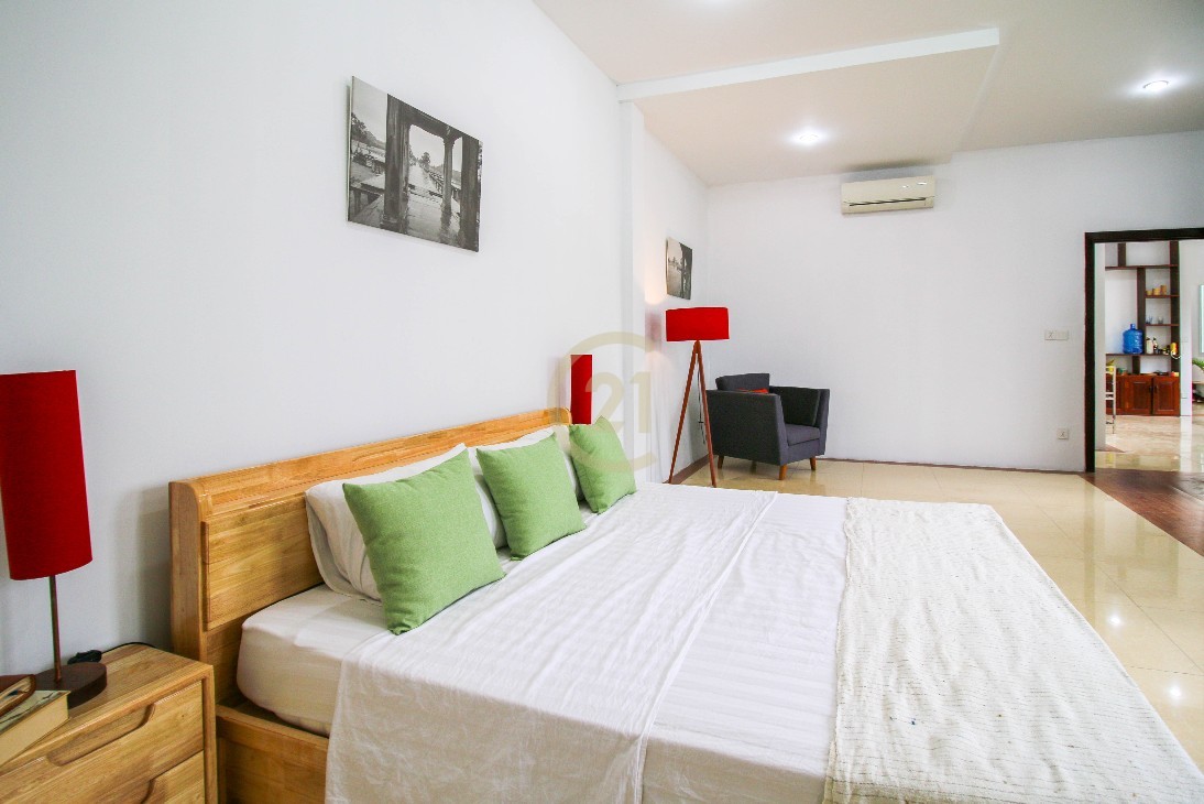 Beautiful 2 Bedroom for Rent at Toul Tom Poung
