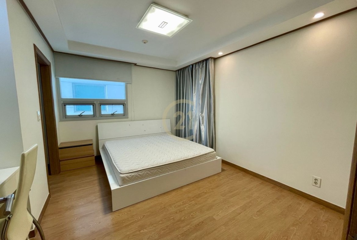 Biggest One Bedroom for rent at BKK1