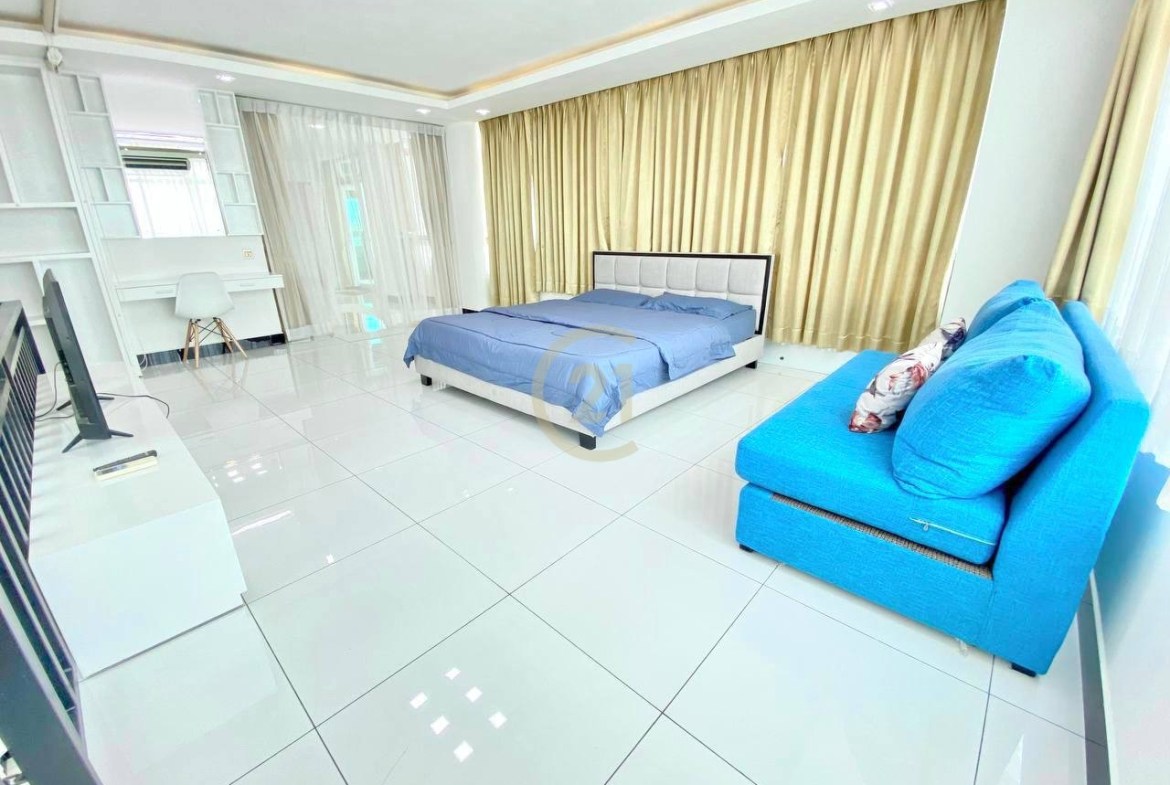 Spacious Interior 3 Bedroom For Rent at BKK3