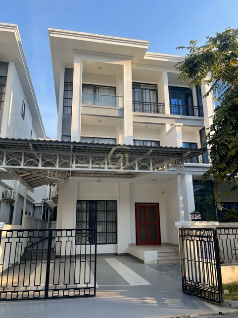 Lovely Villa For Rent At Villa Town 