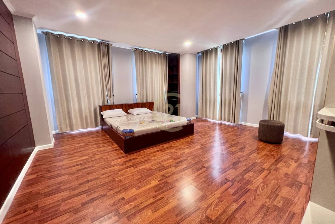 Specious 3 Bedroom For Rent at BKK1