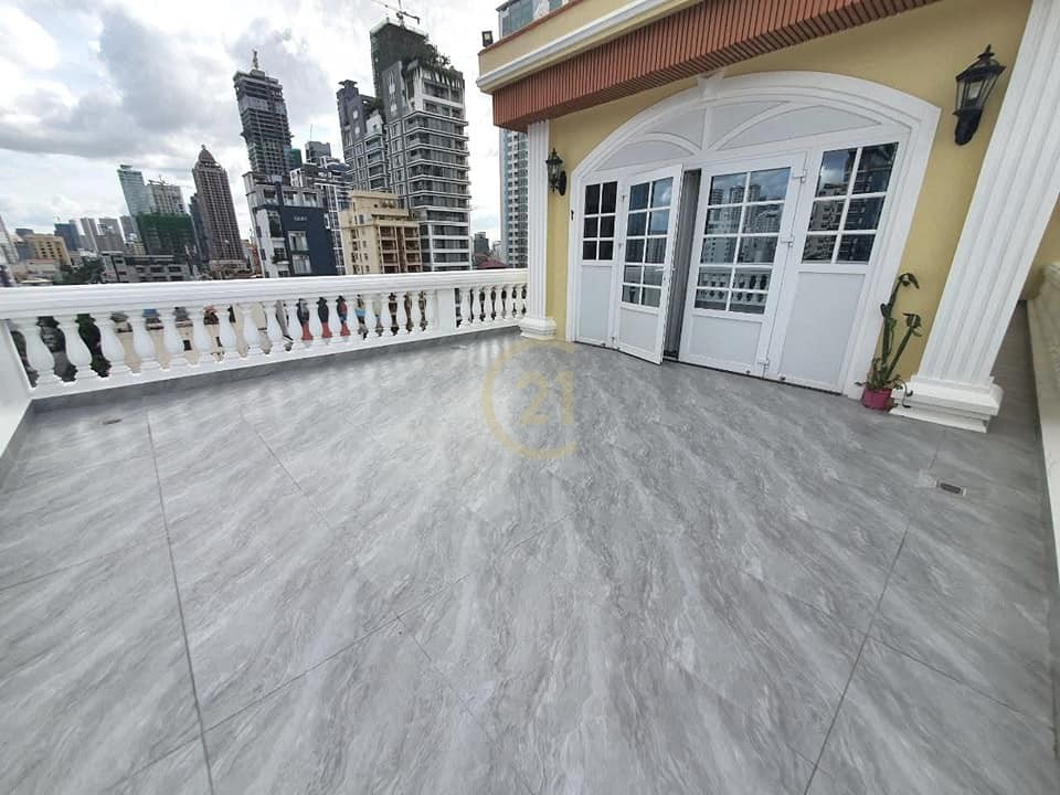 Penthouse Studio Room For Rent at BKK1