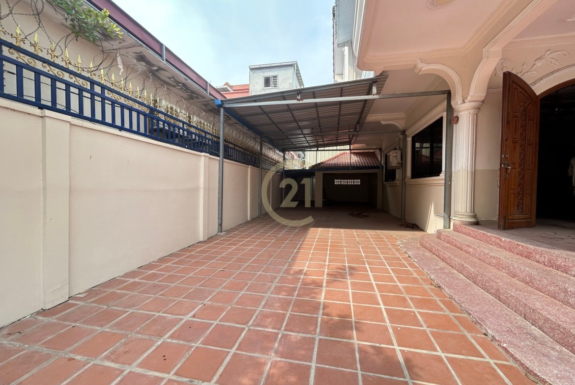 Spacious 6-Bedroom Villa with Luxurious Amenities in Toul Kork