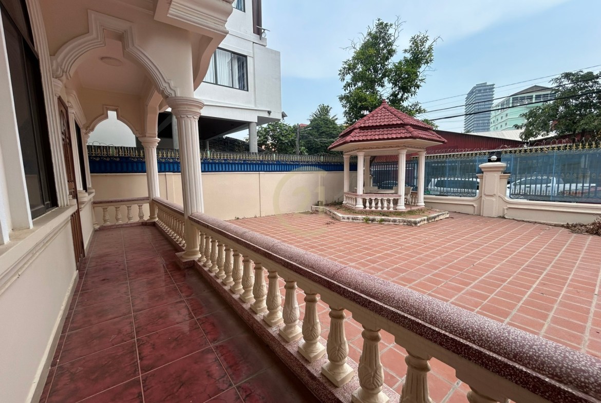 Spacious 6-Bedroom Villa with Luxurious Amenities in Toul Kork