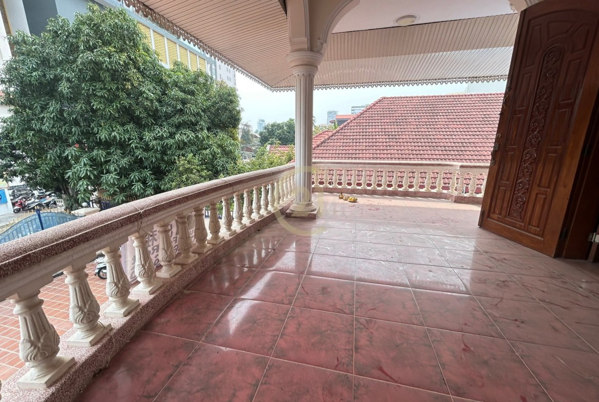 Spacious 6-Bedroom Villa with Luxurious Amenities in Toul Kork