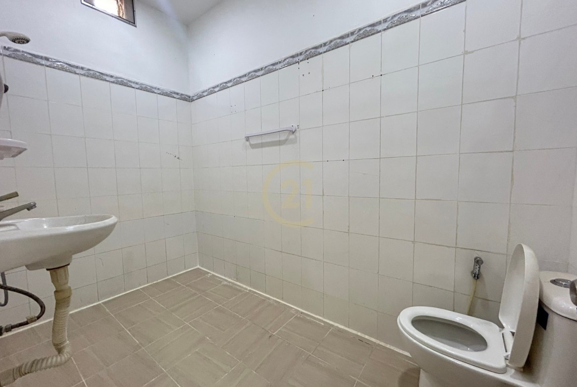 Spacious 6-Bedroom Villa with Luxurious Amenities in Toul Kork