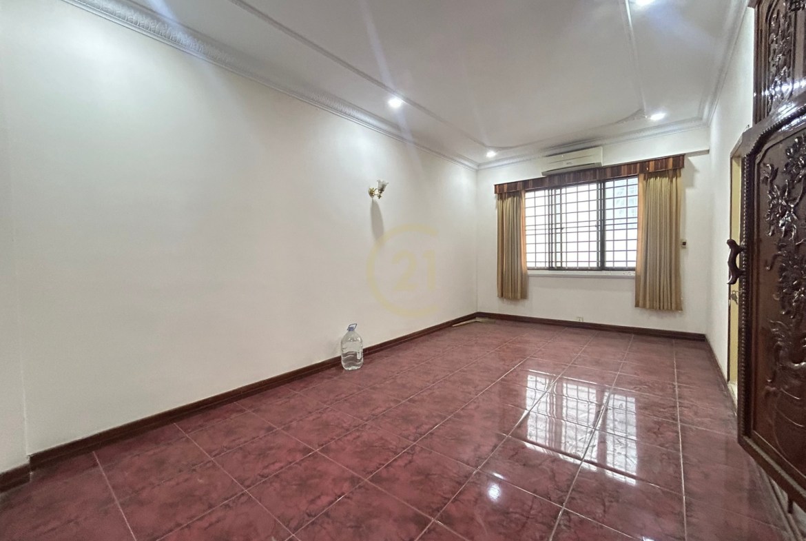 Spacious 6-Bedroom Villa with Luxurious Amenities in Toul Kork