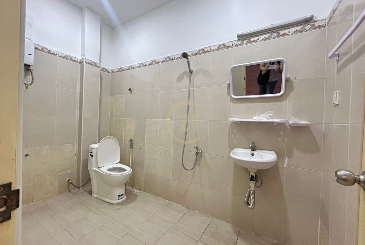 Spacious 6-Bedroom Villa with Luxurious Amenities in Toul Kork