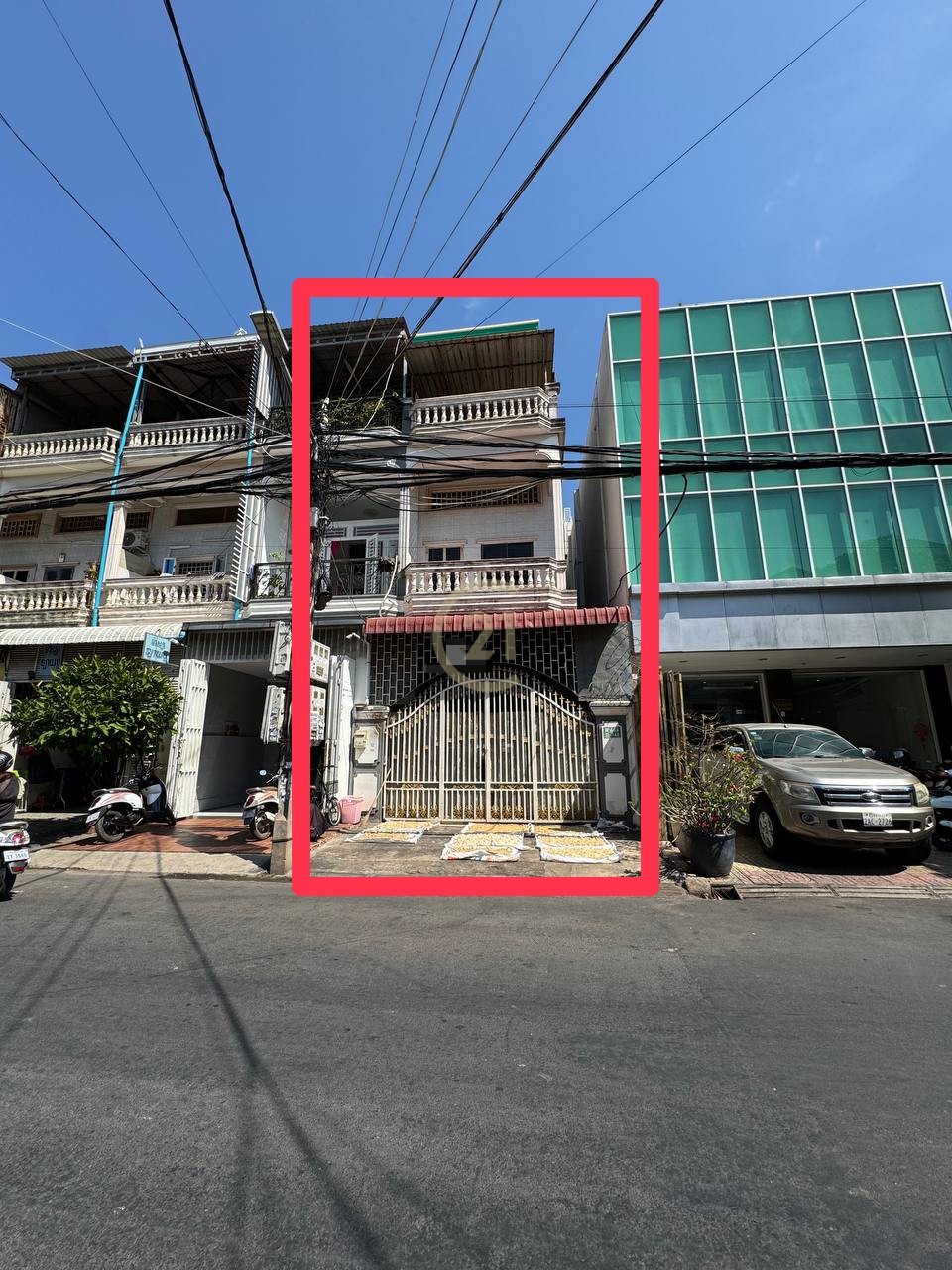 Versatile 5-Bedroom, 5-Bathroom Shophouse for Rent in BKK3