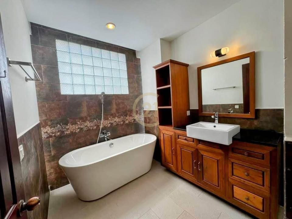 WESTERN THREE BEDROOM FOR RENT
