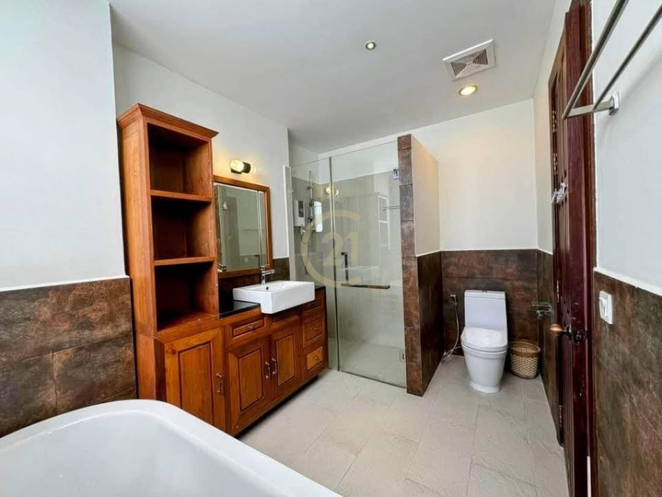 WESTERN THREE BEDROOM FOR RENT