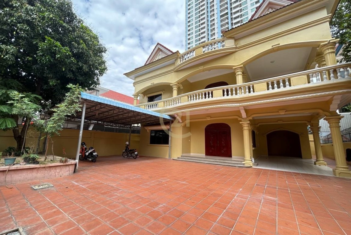 Luxury 6-Bedroom Villa for Rent in BKK1