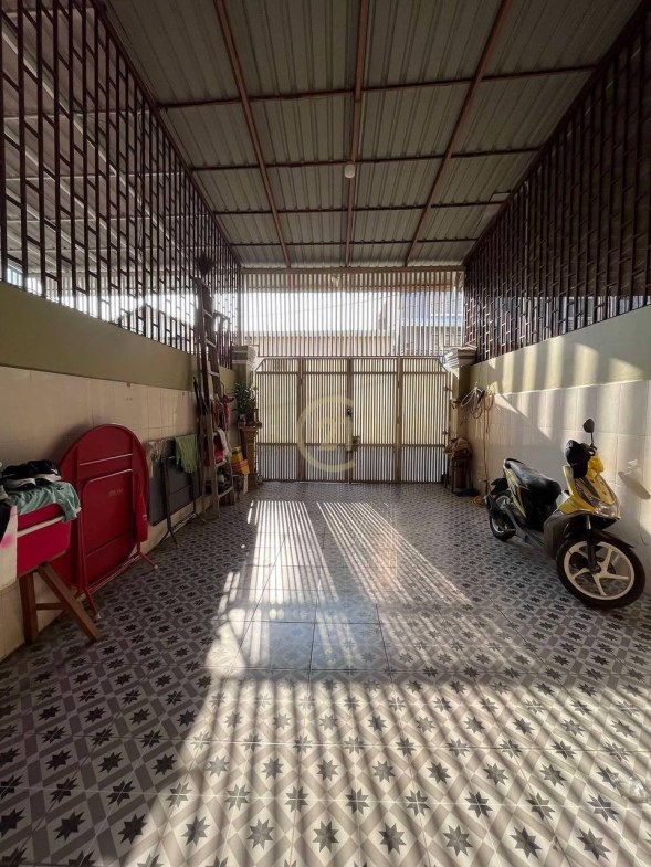 Nice Flat House For SALE At  Beoug Tompon