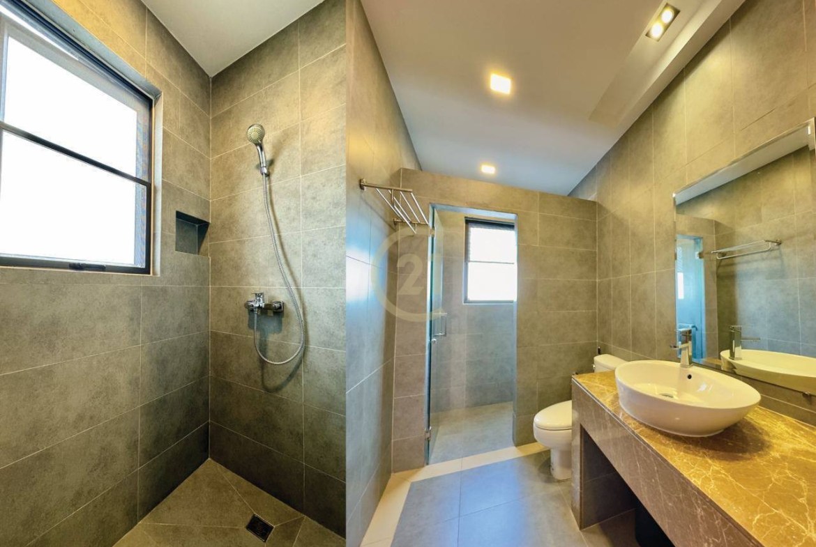 Spacious 3-Bedroom in Prime BKK1