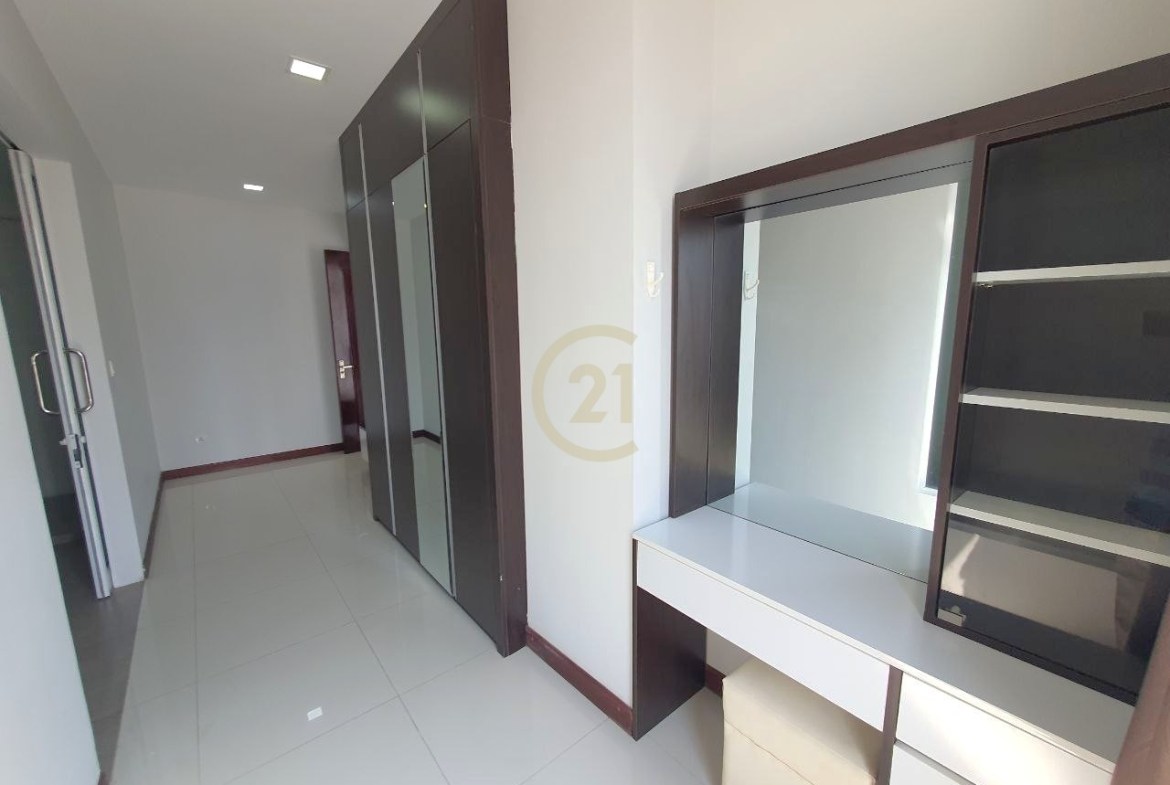 Specious 2 Bedroom for Rent at Tonle Bassac