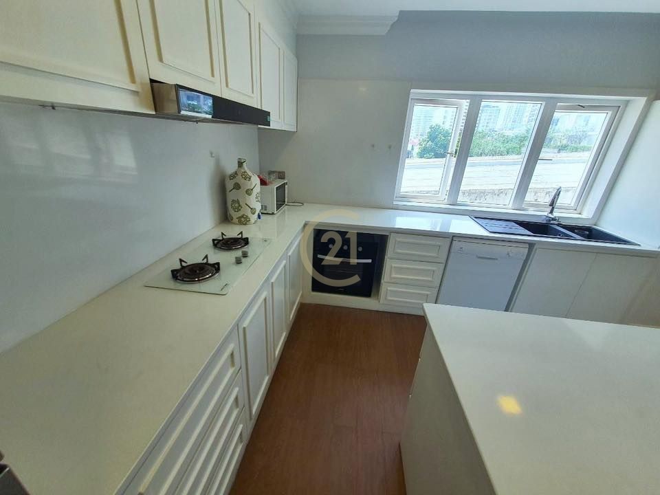 ELEGANT THREE BEDROOM FOR REN
