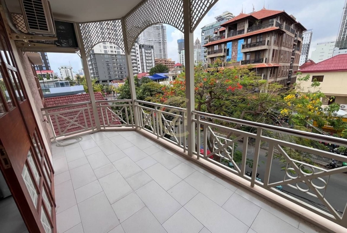 Luxury One Bedroom For Rent At BKK1