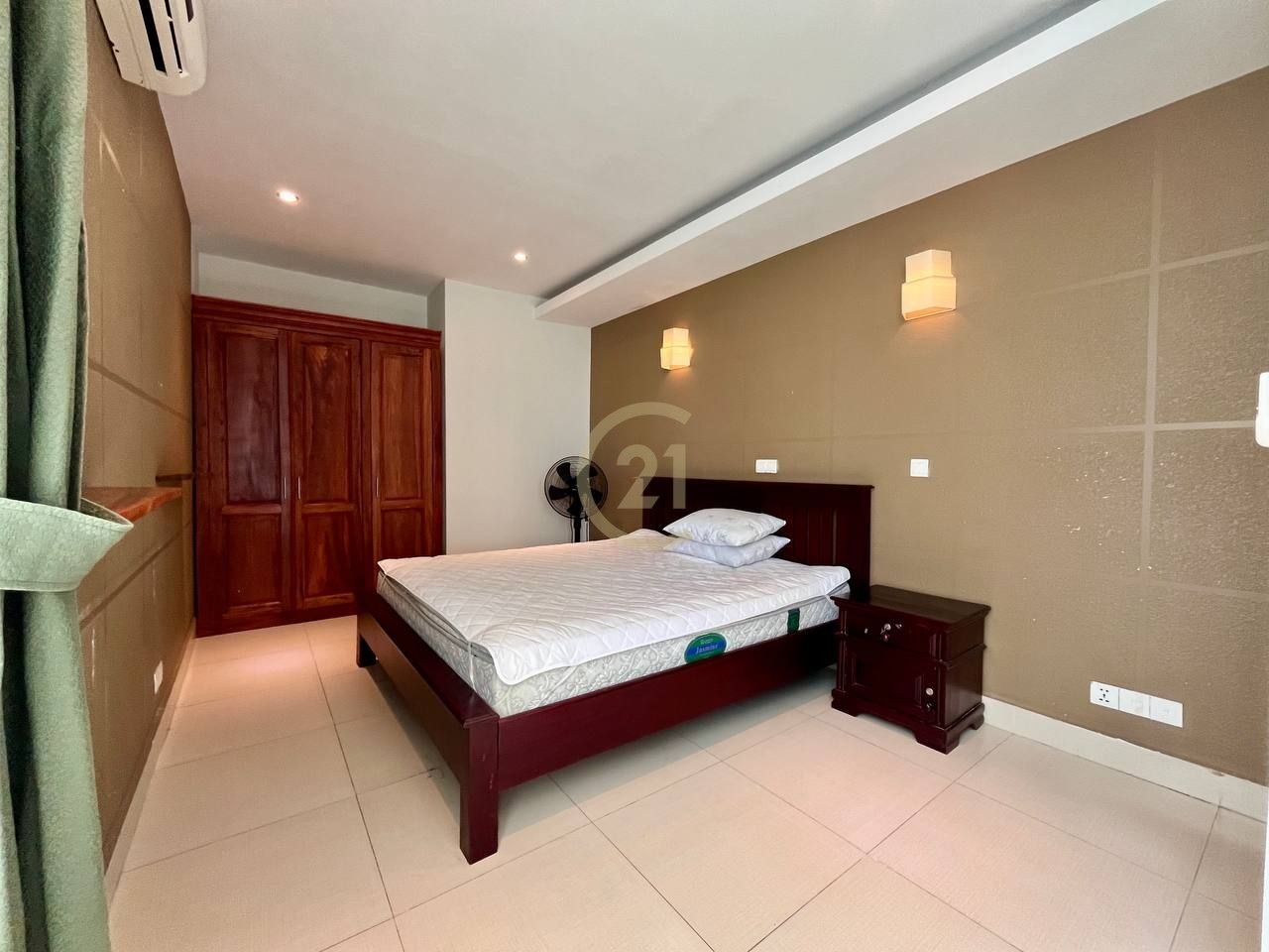 WESTERN THREE BEDROOM FOR RENT