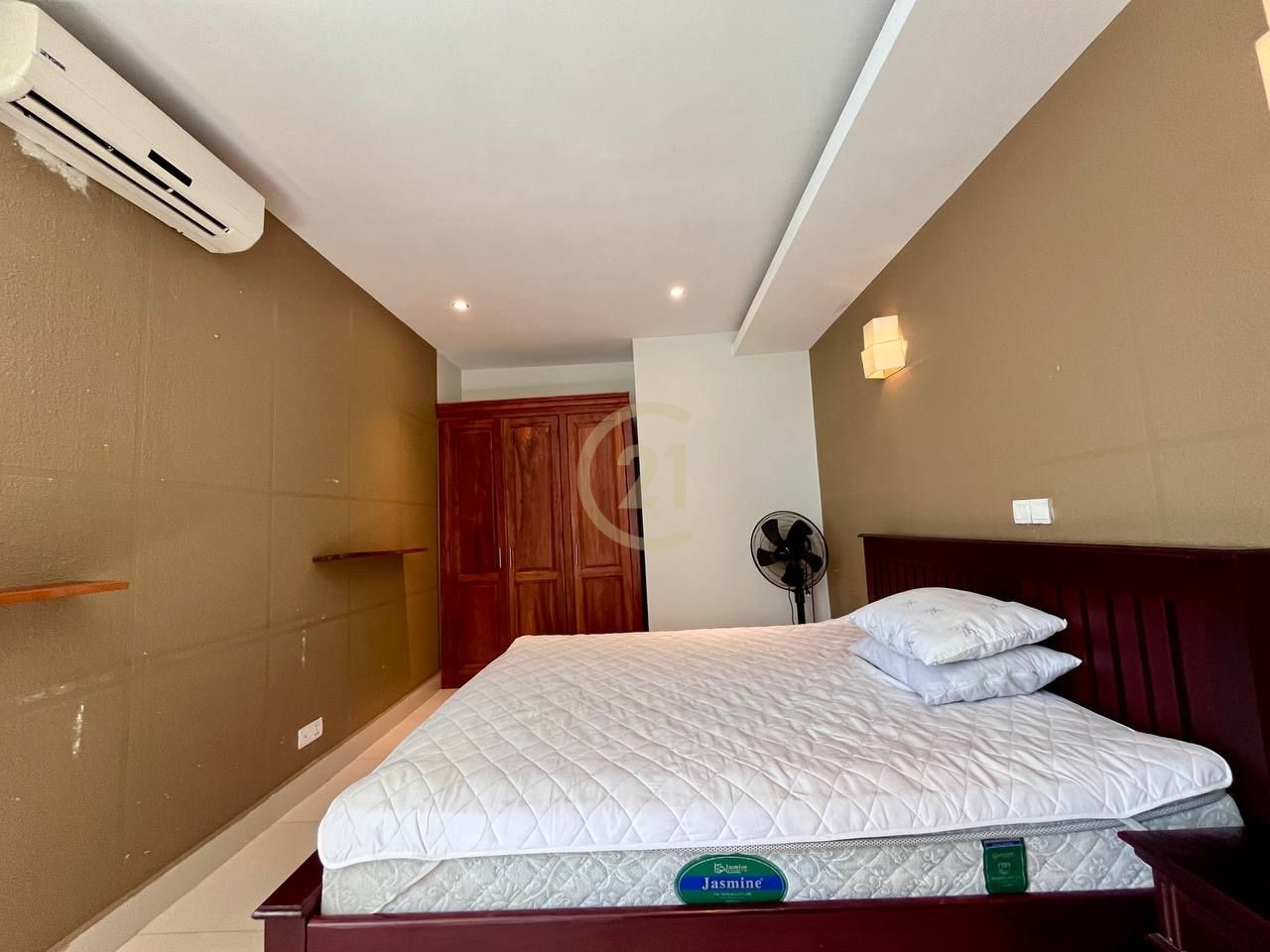WESTERN THREE BEDROOM FOR RENT