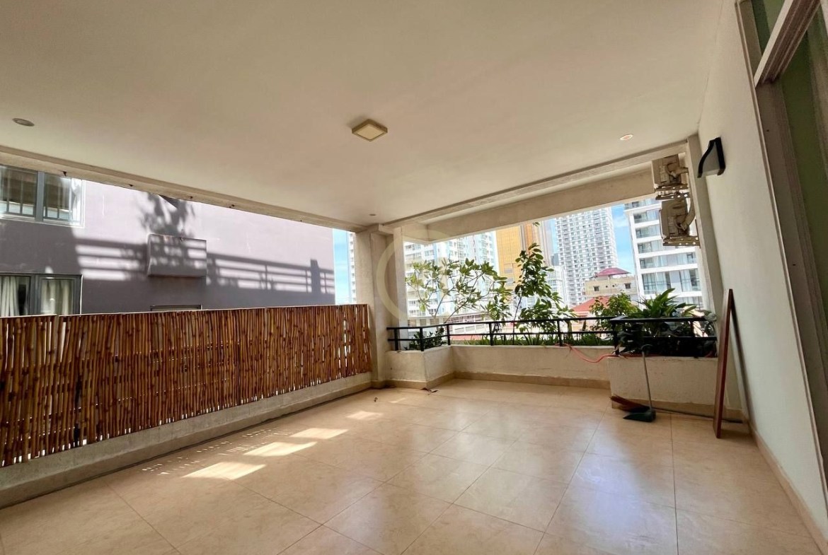 WESTERN THREE BEDROOM FOR RENT
