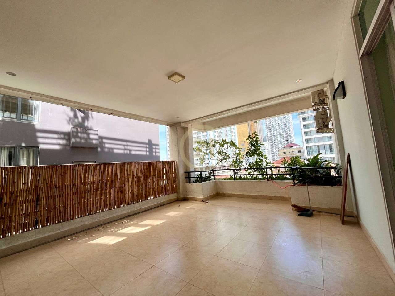 WESTERN THREE BEDROOM FOR RENT