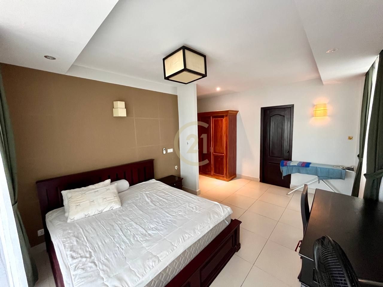 WESTERN THREE BEDROOM FOR RENT