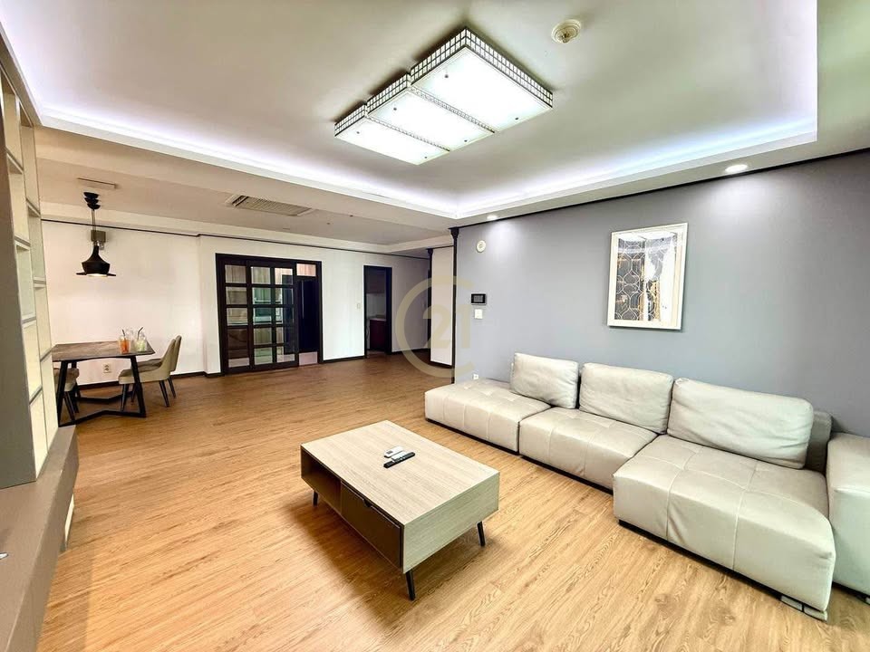 PREMIUM THREE BEDROOM FOR RENT AT BKK1