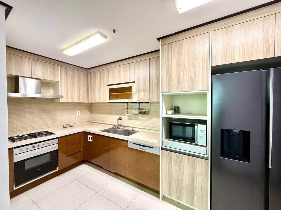 PREMIUM THREE BEDROOM FOR RENT AT BKK1