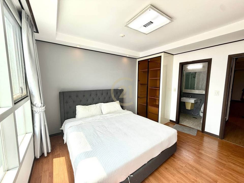 PREMIUM THREE BEDROOM FOR RENT AT BKK1