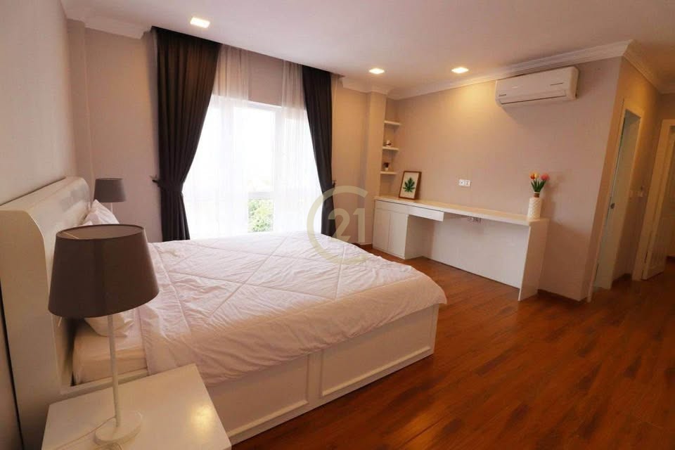 STYLISH THREE BEDROOM FOR RENT-BKK1