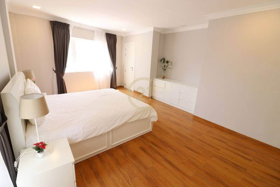 STYLISH THREE BEDROOM FOR RENT-BKK1