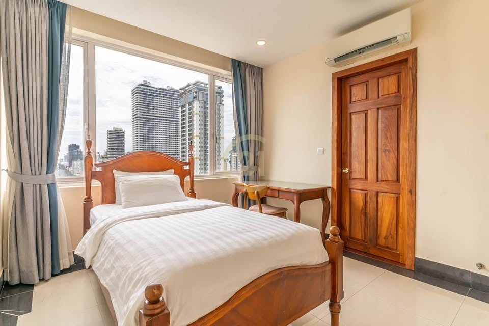 WESTERN THREE BEDROOM FOR RENT-BKK1