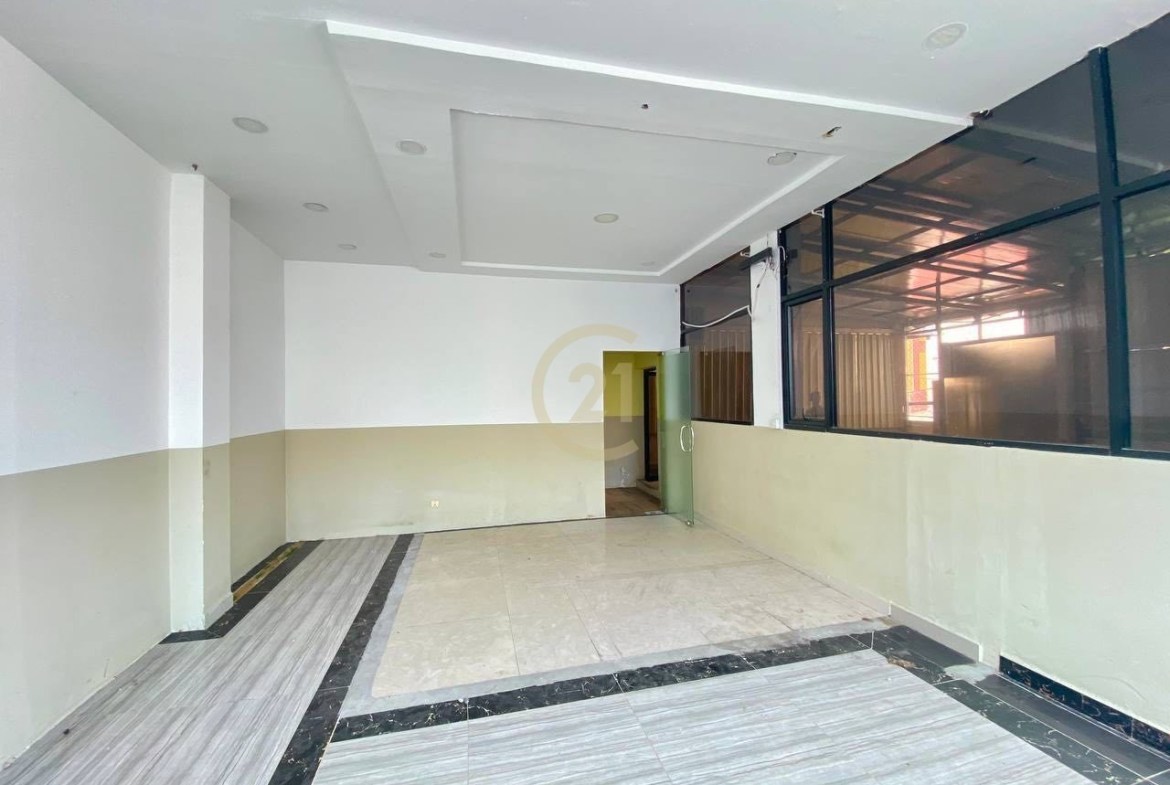 Spacious Shophouse for Rent in Daun Penh | Ideal for Business, Restaurant, Café