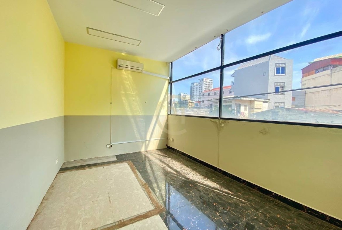 Spacious Shophouse for Rent in Daun Penh | Ideal for Business, Restaurant, Café