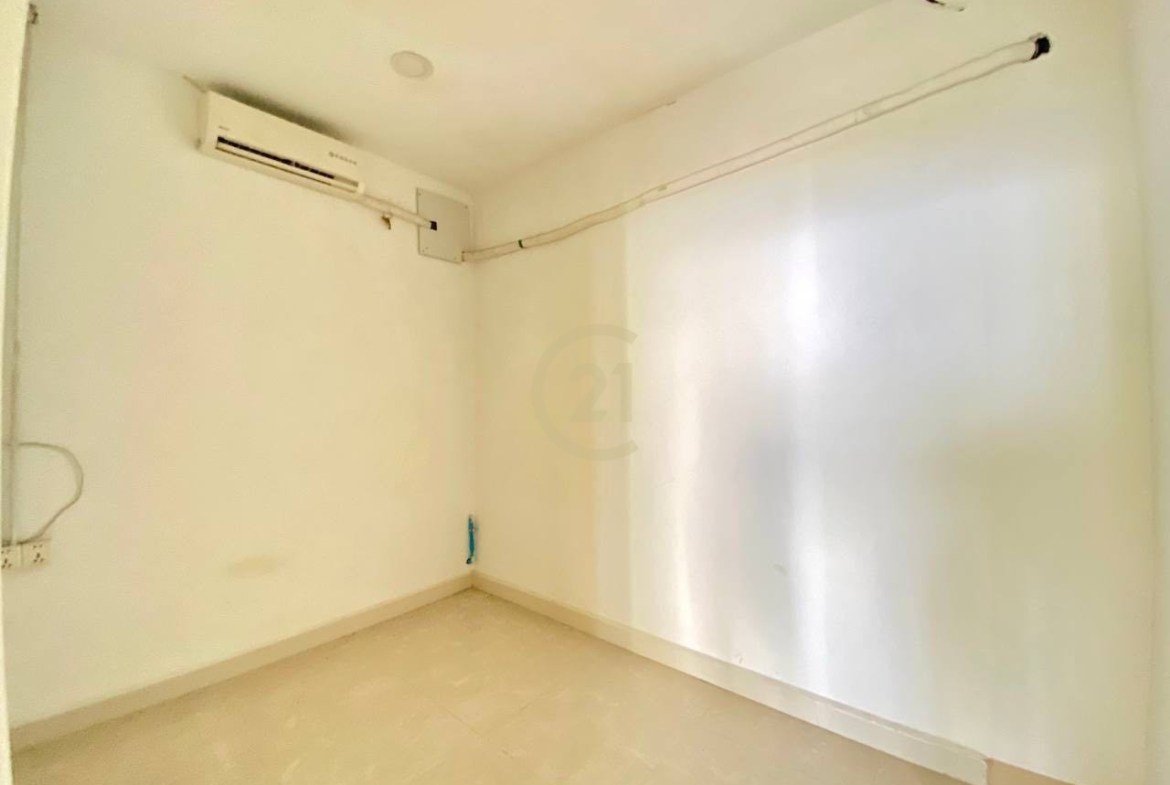 Spacious Shophouse for Rent in Daun Penh | Ideal for Business, Restaurant, Café