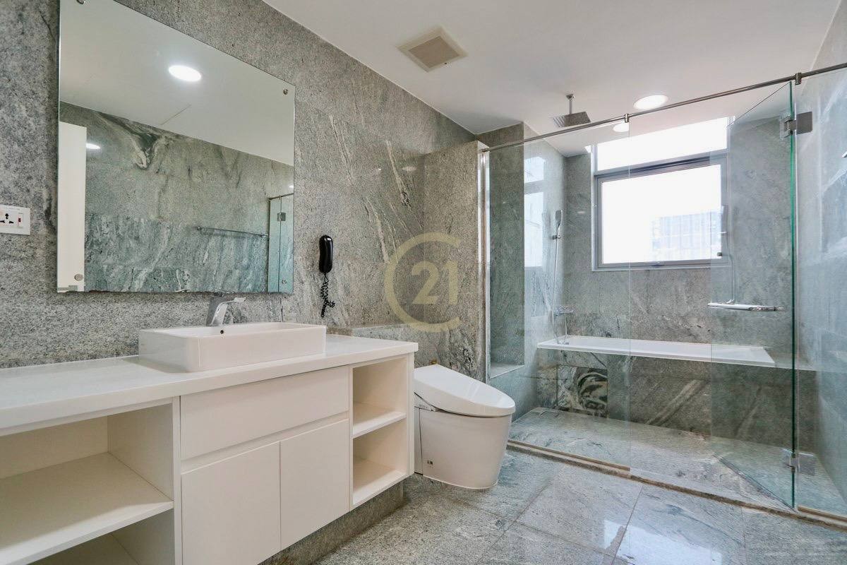 SPECIOUS PENTHOUSE FOR RENT AT BKK1