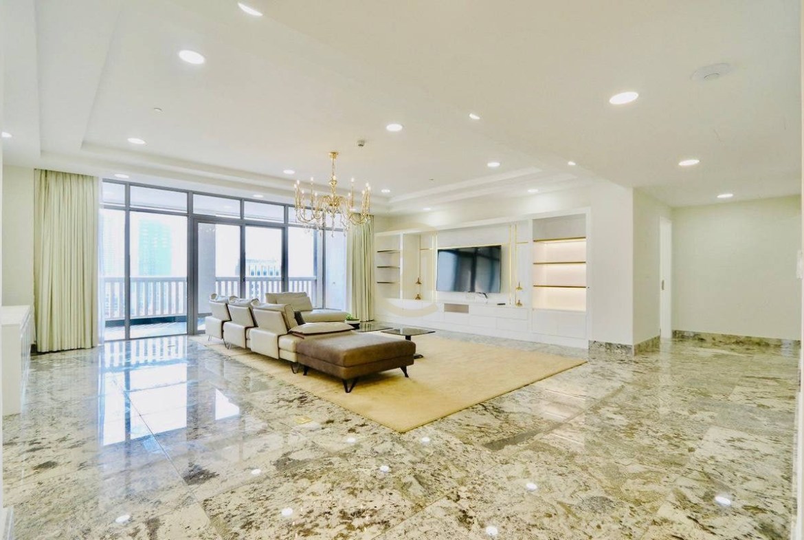 SPECIOUS PENTHOUSE FOR RENT AT BKK1