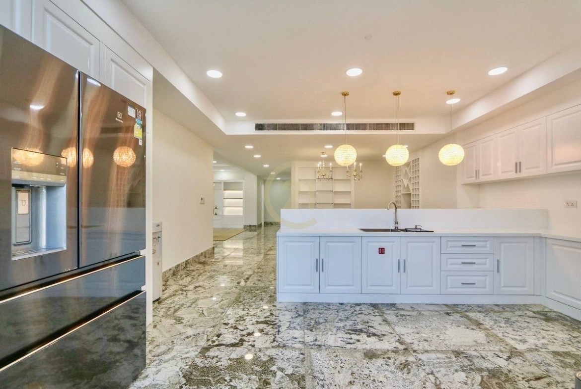SPECIOUS PENTHOUSE FOR RENT AT BKK1
